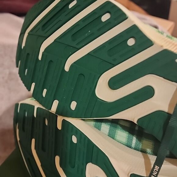 Brooks Green Plaid  Shamrock Sneakers NWOT Size 11 in OG BOX - Picture 7 of 9